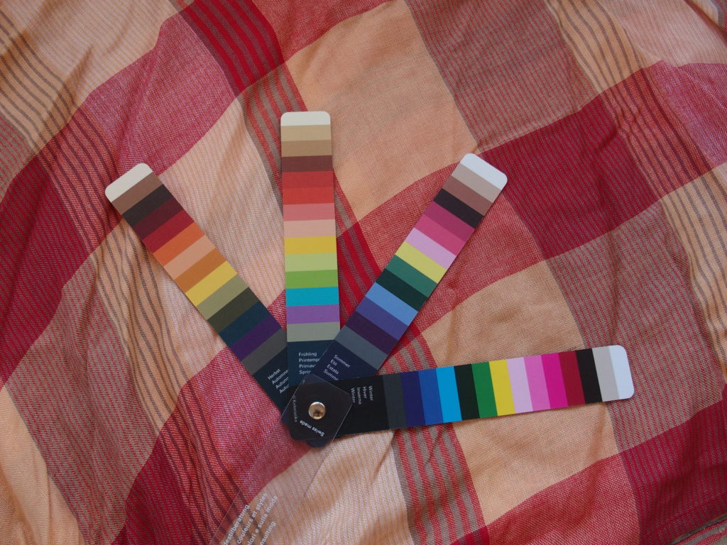 Eventail colorimétrie sur habit rouge