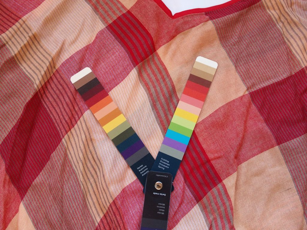 Eventail gammes chaude sur habit rouge