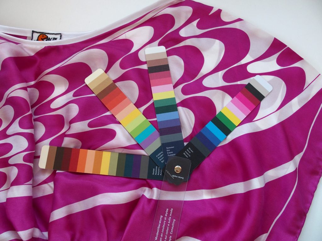 Eventail colorimétrie sur habit rose