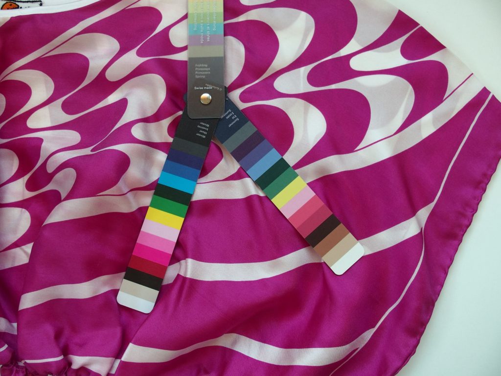 Eventail colorimétrie avec gamme froide sur habit rose