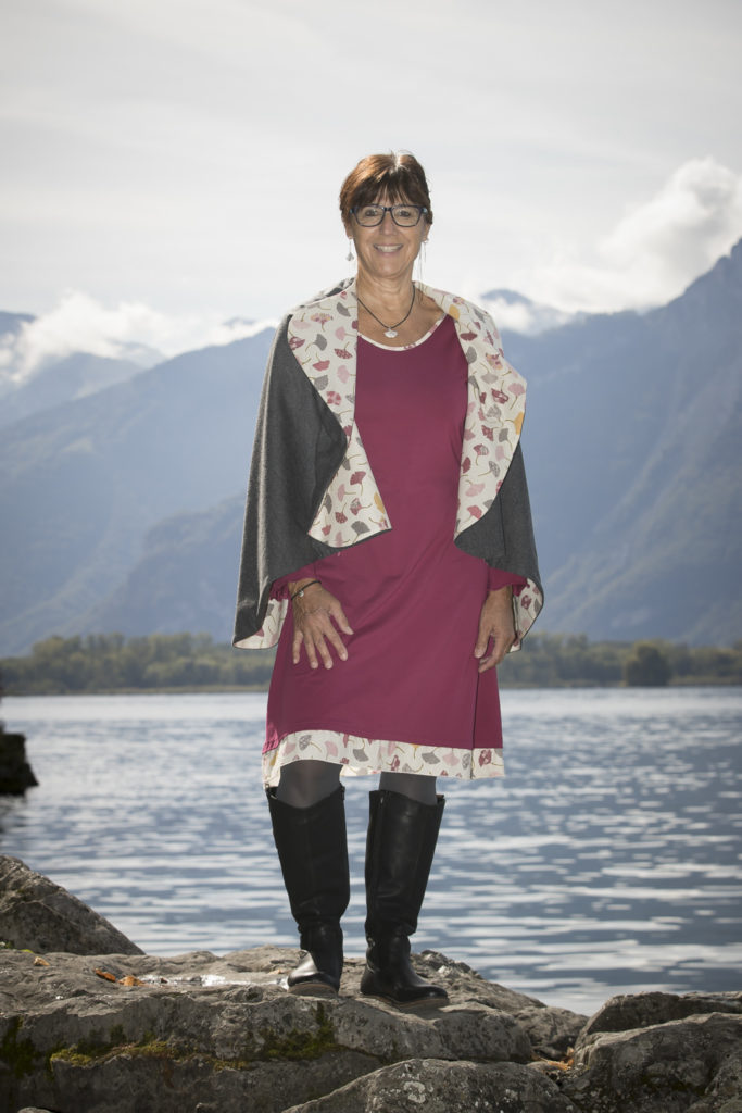 Cape en lainage souple sur une robe manches longues de couleur framboise avec des finition et doublure avec un imprimé assorti aux feuilles de ginkgo