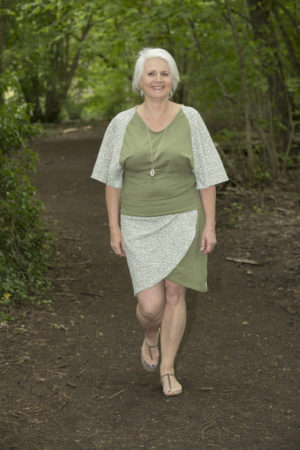 Jupe tulipe courte avec son t-shirt assorti aux manches chauve-souris portés par une femme mature se promenant en forêt