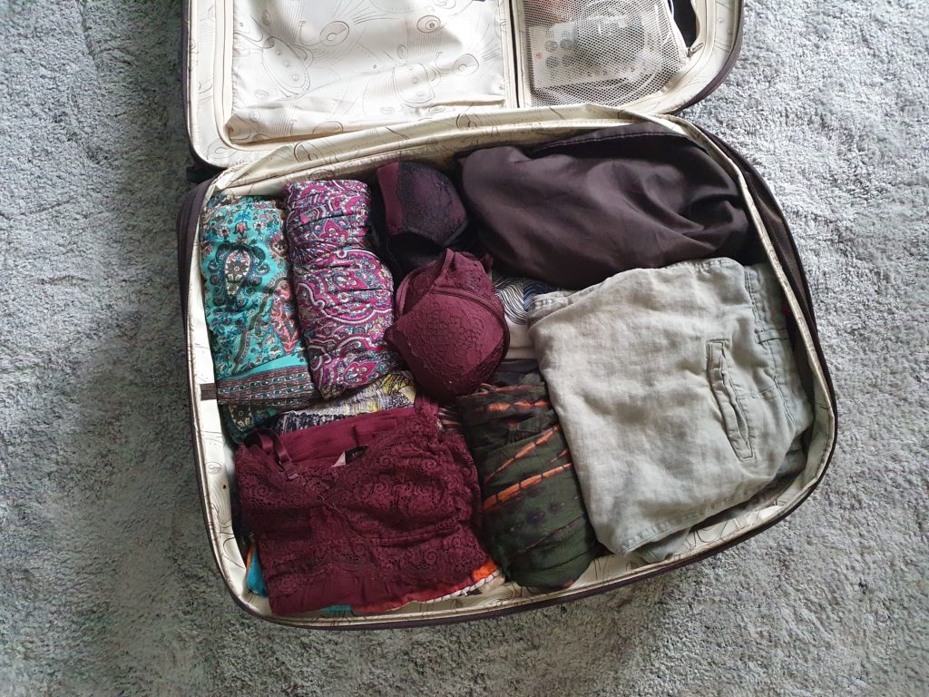 Une valise pour 2 personnes bien rangée