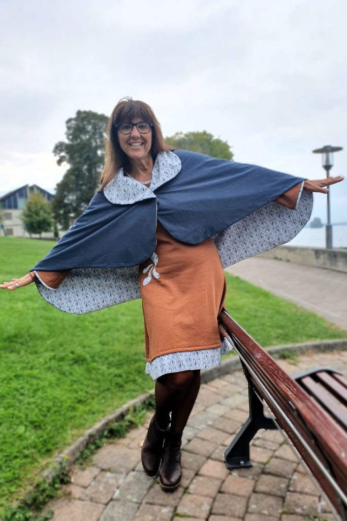 Cape en lainage doublée d'une sublime cotonnade avec des paons stylisés