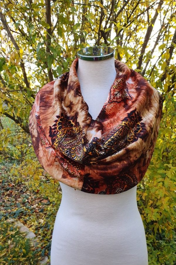 Tour de cou en laine et panne de velours dans les tons bruns et orange avec des paisley comme motifs