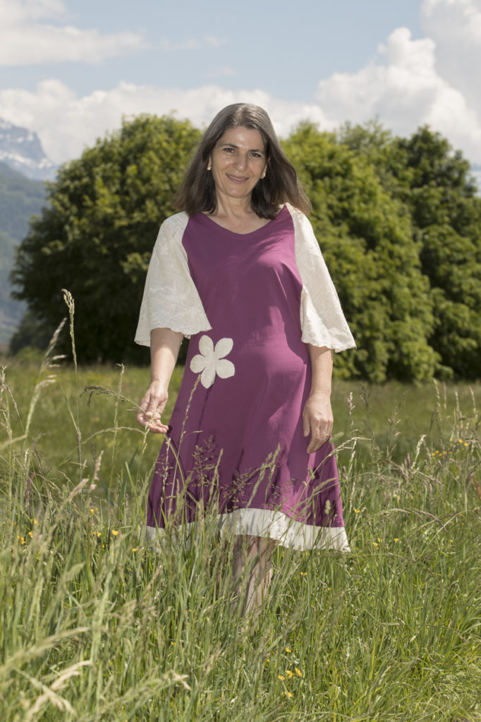 Robe à manches chauve-souris couleur prune et écru aux manches et volants, en jersey de coton et lin brodé