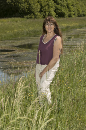 Tenue composée d'un pantalon écru en lin brodé et d'un débardeur en gaze de coton prune assorti