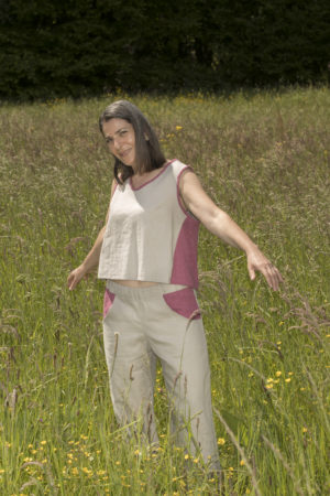 Débardeur en lin, tissé, couleur écru, avec des découpes baies et son pantalon assorti