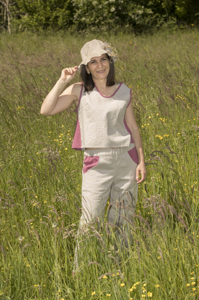 Tenue composée d'un pantalon en lin écru, poches et volants rose framboise et d'un débardeur assorti