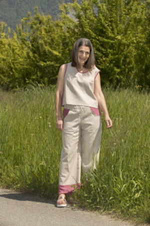 Ensemble d'un pantalon en lin écru avec poches et volant en coton brodé couleurs baies et d'un débardeur assorti