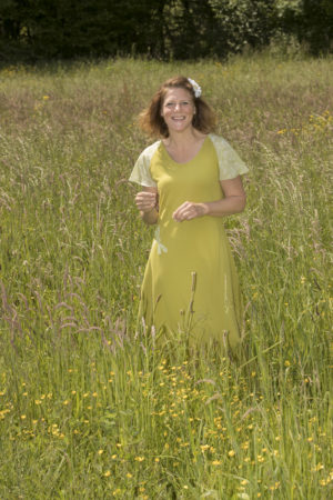 Robe en jersey de coton bio de couleur verte, à manches courtes et volant à l'ourlet assorti.