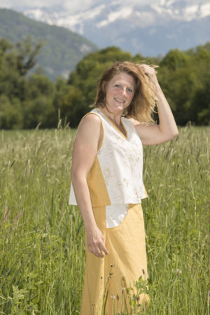 Débardeur en lin brodé, avec découpes sur les côtés, de couleur beige et jaune avec une jupe assortie