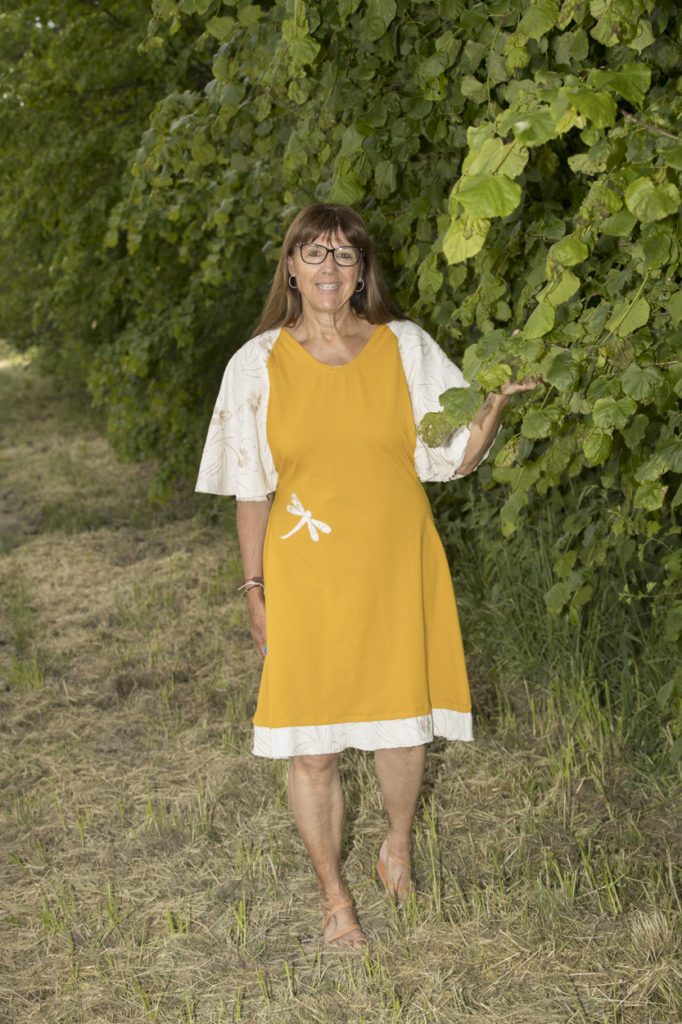 Robe jaune en jersey de coton et manches chauve-souris en lin écru