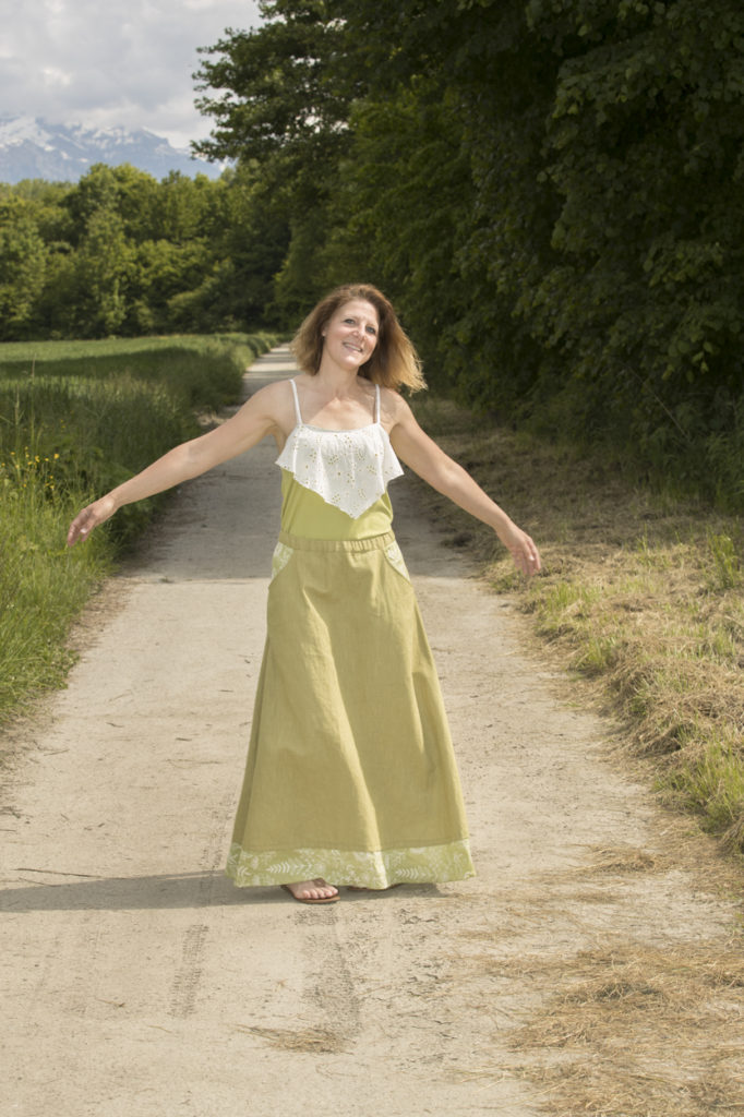 Ensemble d'une tenue composée d'une longue jupe à poches verte en lin et d'un top à volant en jersey de coton vert