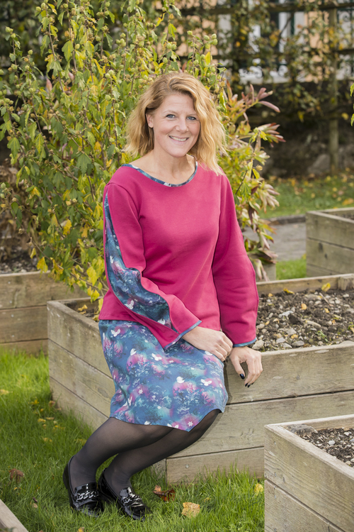 Tenue avec jupe en coton et pull en sweat Tenue avec jupe en coton et pull en sweat