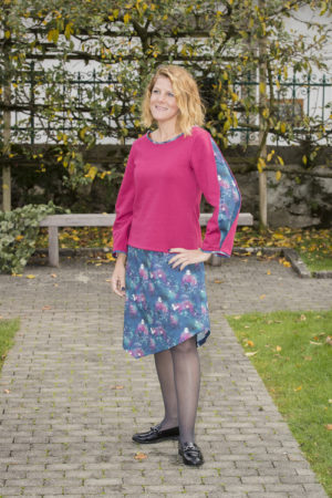 Jupe en pointe réalisée en coton imprimé et un pull en sweat de coton rose