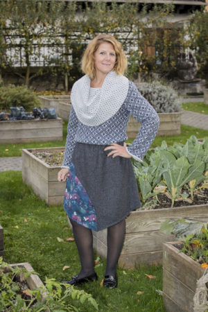 Pull en tricot à motifs géométriques, bleu nuit et blanc à large col