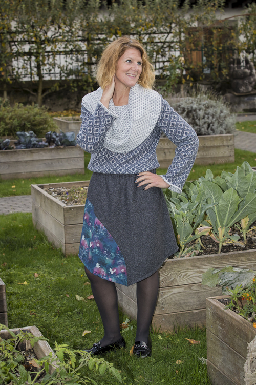 Tenue avec jupe et pull tricot Tenue avec jupe et pull tricot