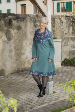 Robe à large col, en sweat épais de couleur menthe et imprimé bleu