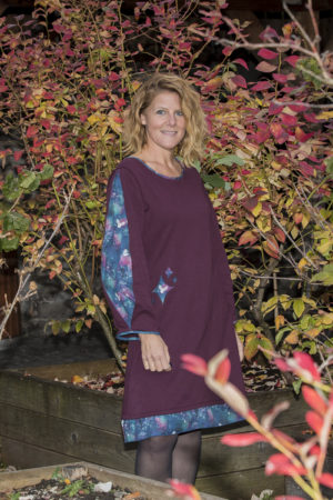 Robe en sweat de coton uni bordeaux, volant, motif appliqué et crevés des manches en imprimé bleu