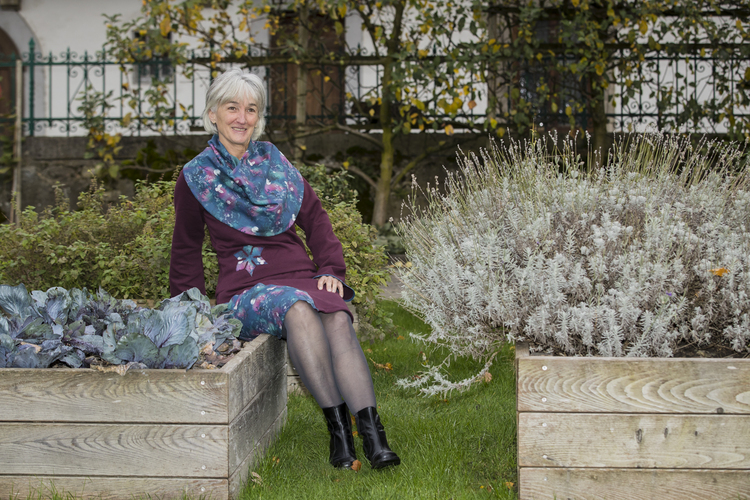 Tenue complète avec jupe et pull Tenue complète avec jupe et pull