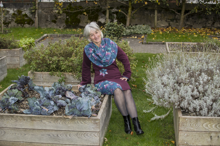 Tenue avec jupe en pointe et découpe et d’un pull Tenue avec jupe en pointe et découpe et d’un pull