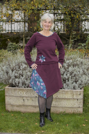 Ensemble d'un pull patch'mode bordeaux en sweat de coton avec un motif appliqué en forme de flocon et sa jupe assortie qui est en pointe et à découpe