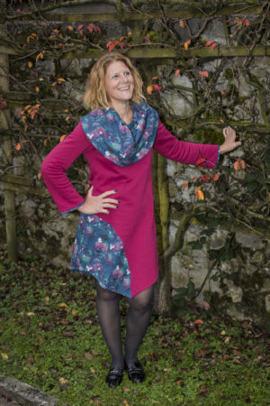 Robe d'hiver avec large col, en sweat rose, découpe et col en imprimé songes d'une nuit d'Hiver