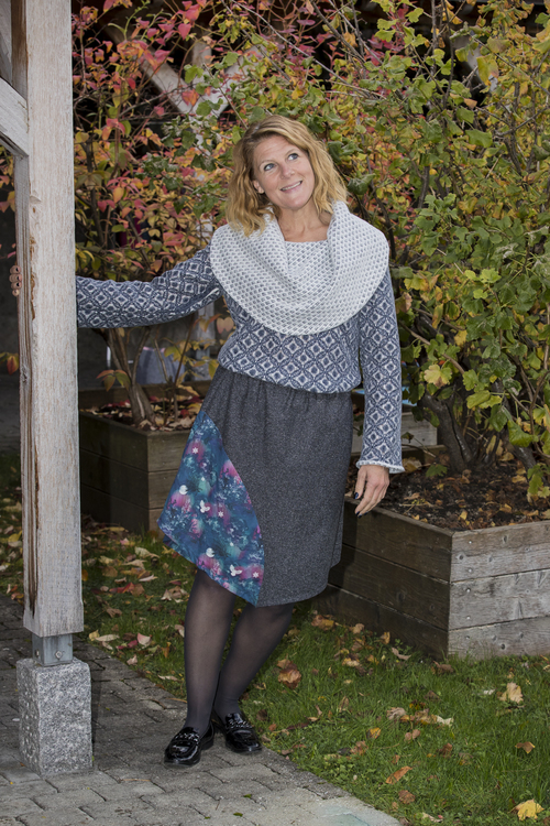 Jupe en pointe à découpe en tweed Jupe en pointe à découpe en tweed