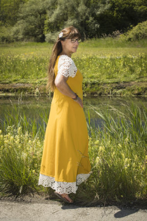 Robe longue jaune en jersey de coton bio, manches et volant en crochet