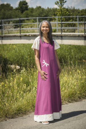 Robe longue en jersey de coton bio de couleurs baies, avec motif appliqué, manches et volant en lin brodé
