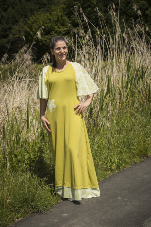 Robe longue en jersey coton bio vert à manches papillon en imprimé de coton aux motif de feuilles d'eucalyptus et d'un motif appliqué en forme de fleur