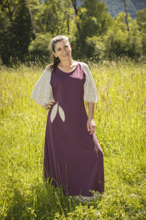 Robe longue prune en jersey de coton bio, manches chauve-souris, volant et motif appliqué en gaze de coton imprimé