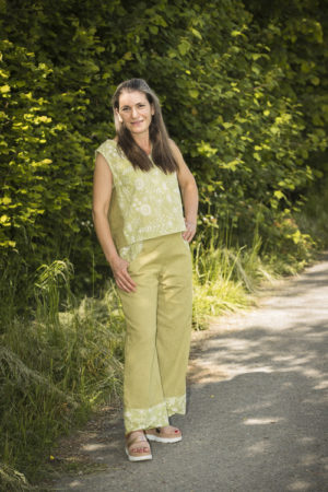 Ensemble composé d'un pantalon en lin vert et d'un débardeur en coton brodé