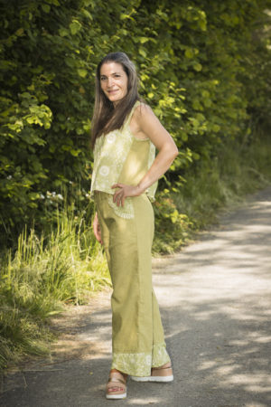 Ensemble composé d'un pantalon en lin vert et de son débardeur en coton brodé assorti
