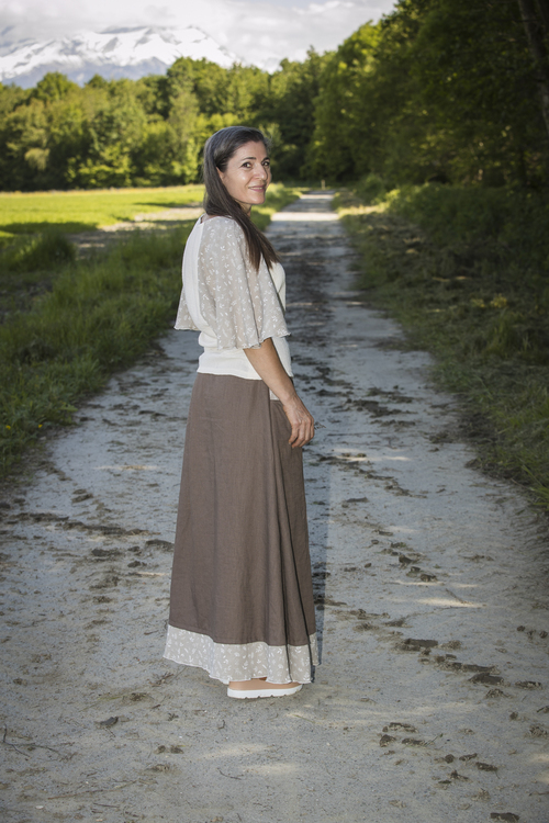Tenue avec jupe longue et t-shirt Tenue avec jupe longue et t-shirt