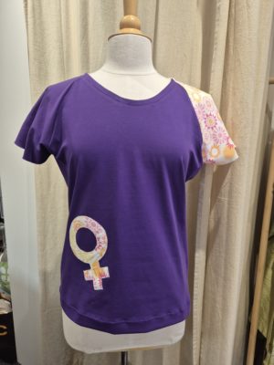 T-shirt en jersey violet et motif féminin blanc