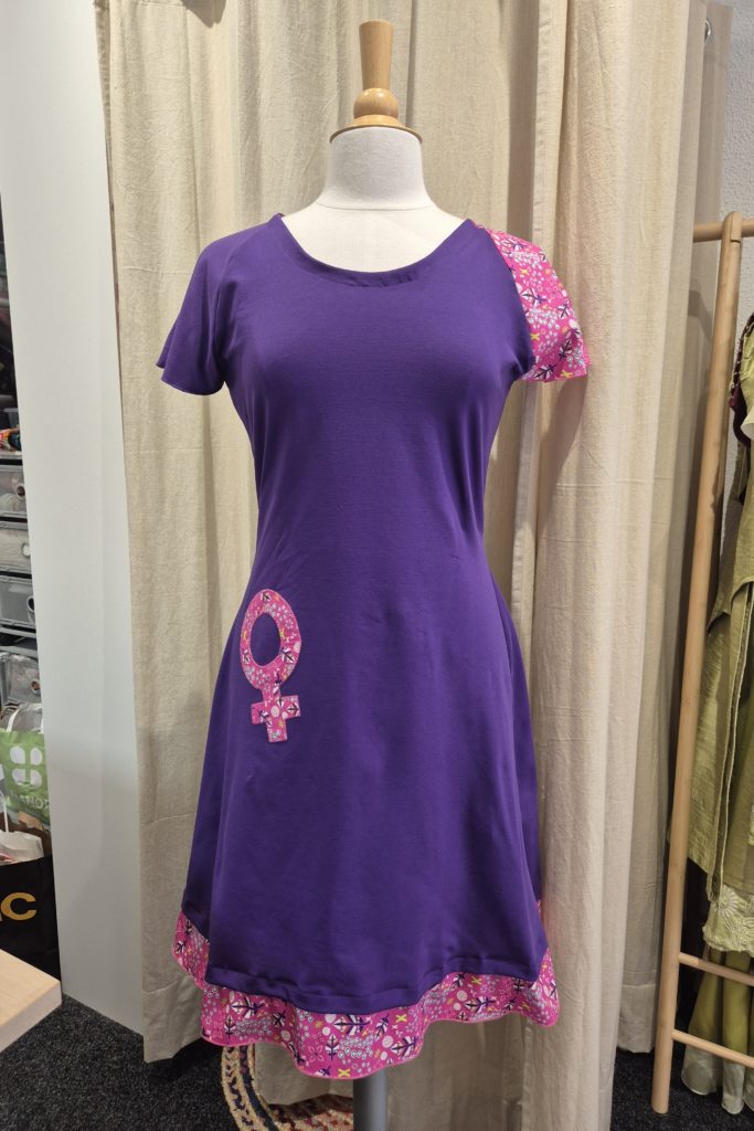 Robe violette en jersey de coton avec motif féminin rose