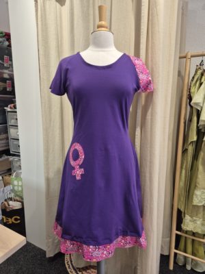 Robe en jersey violet de coton et symbole féminin